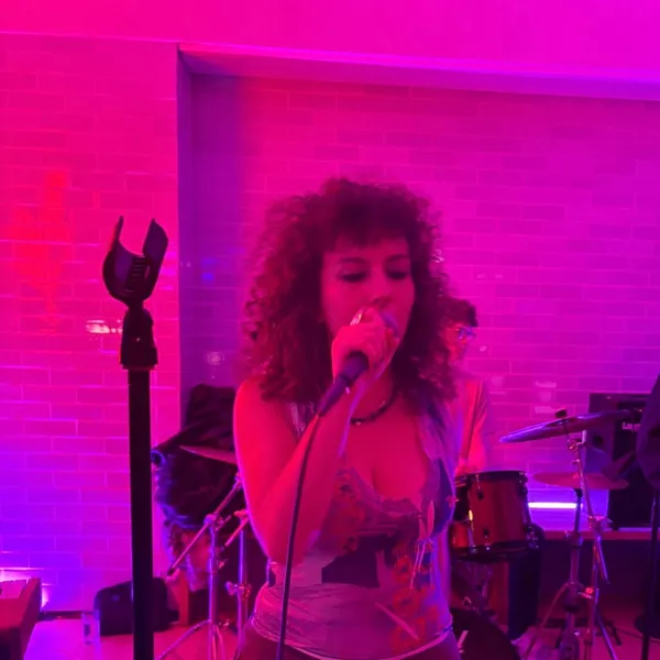 Lola, vocals