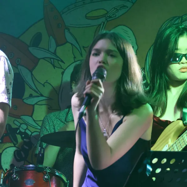 Hannah, vocals